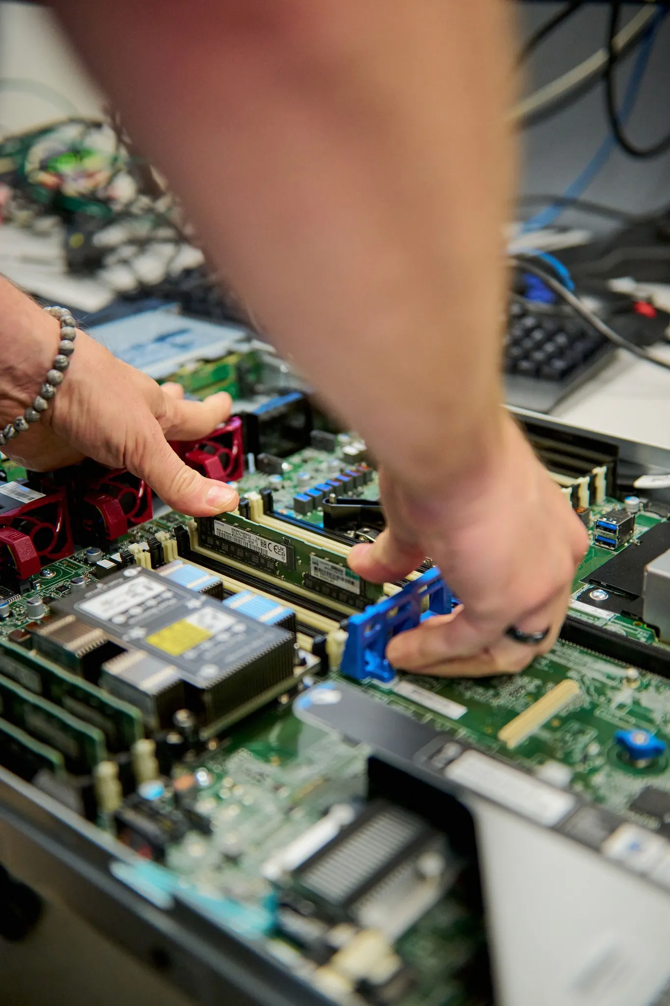 Monteur installeert geheugen in een server