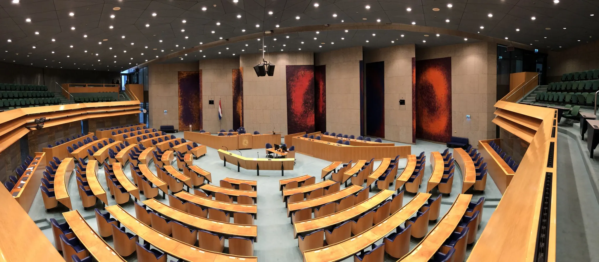 De plenaire zaal van de Tweede Kamer, waar het beleid voor digitalisering in de eerstelijnszorg wordt besproken