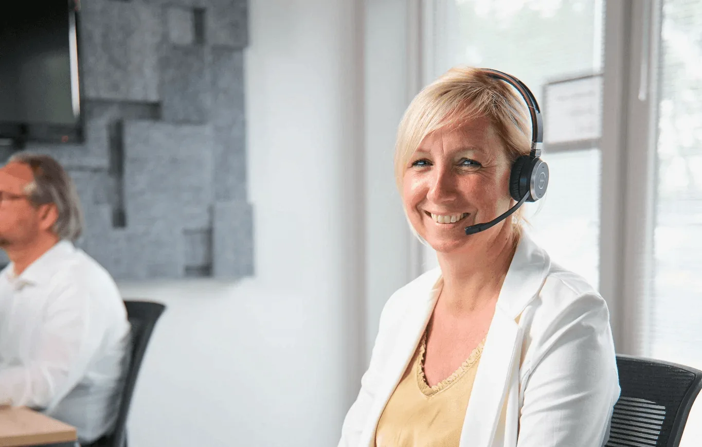 ICT Servicemedewerkster achter haar bureau met bel headset op