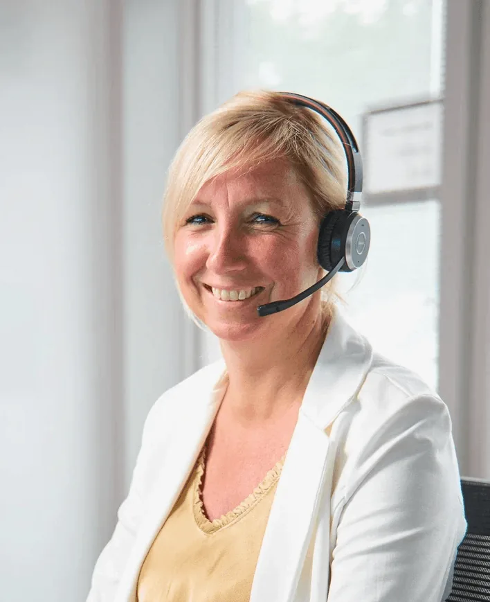 ICT Servicemedewerkster achter haar bureau met bel headset op