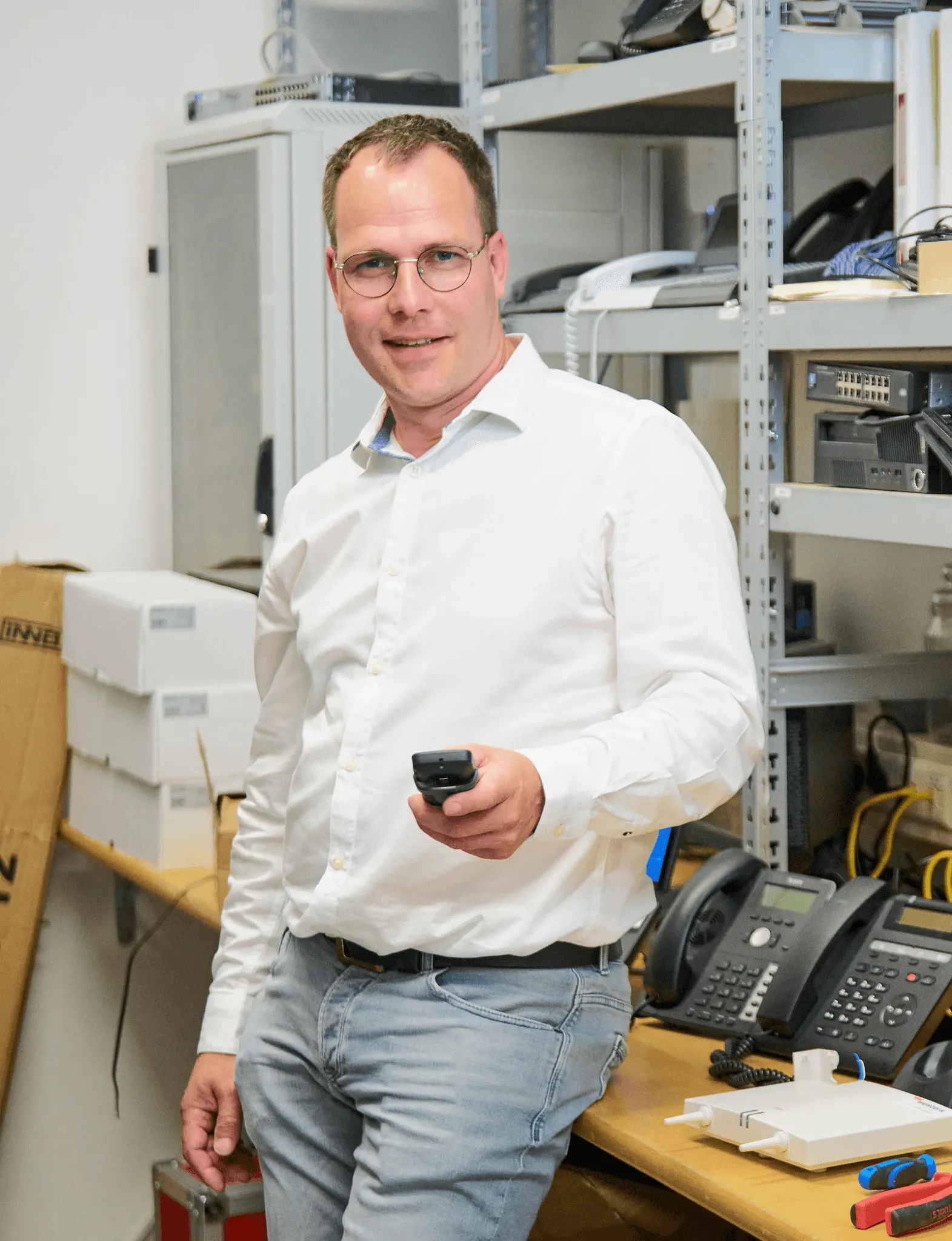 Westers-medewerker in de technische ruimte met netwerkapparatuur